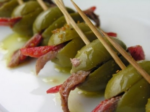Grüne Oliven gefüllt mit Paprika und Sardellen Rezept 