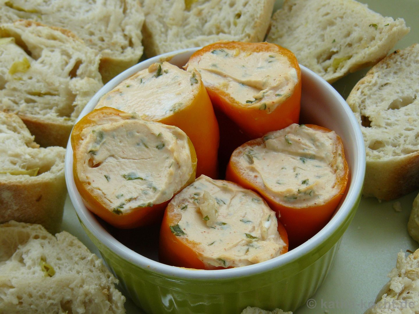 Tapas Mini-Paprika mit pikanter Ziegenkäsecréme